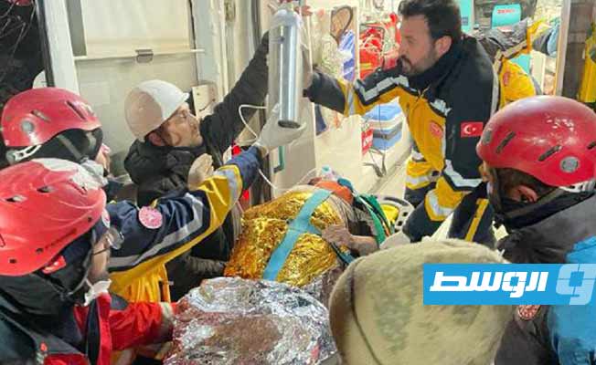 إنقاذ سيدة تبلغ 77 عاما من تحت أنقاض زلازل تركيا بعد 212 ساعة