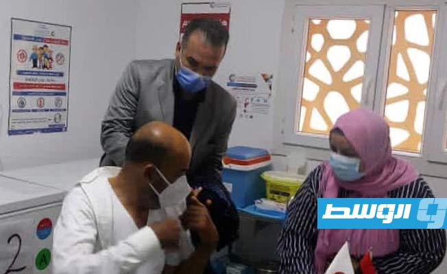 الكوني يتلقى لقاح «كورونا».. ويؤكد: حريصون على وصوله إلى كل ليبي دون تأخير