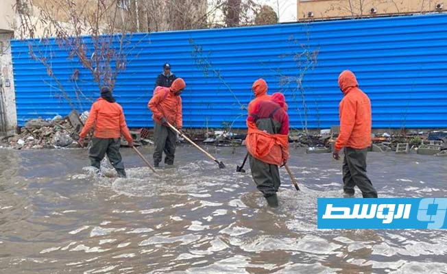 تنظيف غرف تصريف مياه الأمطار في منطقة أبونواس بطرابلس (صور)