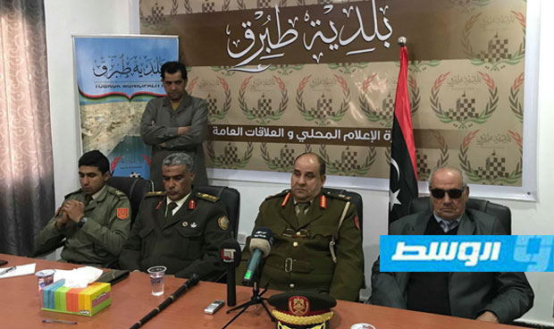 آمر منطقة طبرق العسكرية يطالب برفع الغطاء الاجتماعي عن مهربي البشر في المدينة