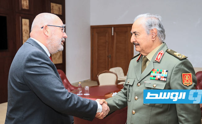 حفتر يبحث مع السفير البريطاني المستجدات السياسية