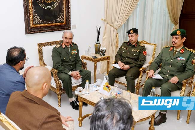 حفتر يجتمع مع حماد لمناقشة أزمتي السيولة والوقود