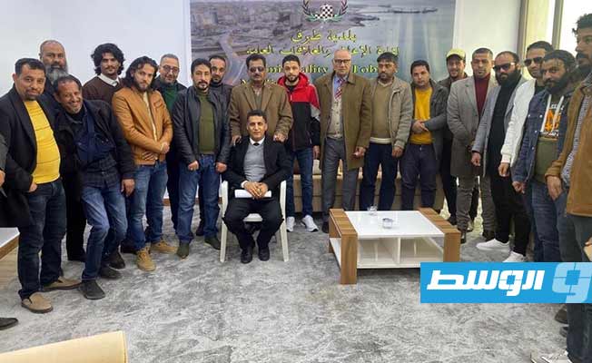 بلدية طبرق تتفق مع تجار السيارات على استخراج تراخيص وتوقيع عقد سنوي لساحات العرض