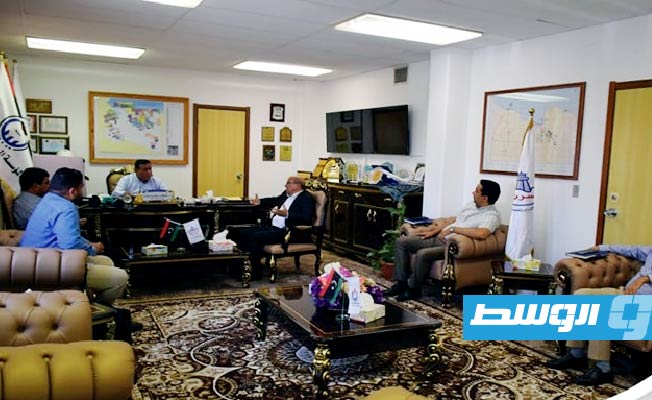 «سرت للنفط» تبحث صيانة خزان بمرسى البريقة واستبدال خط المكثفات في حقل الحطيبة