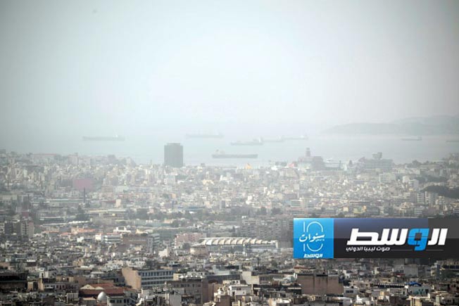 درجات حرارة مرتفعة وسحب من الغبار تغطي اليونان