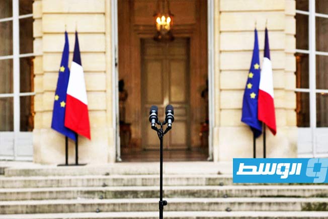 عقب استقالة الحكومة.. أزمة سياسية حادة في فرنسا قد تطيح بماكرون