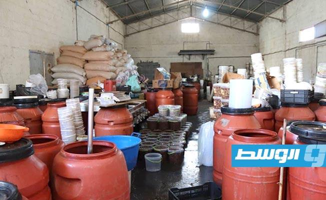 بالصور: غلق مصنع أغذية في زليتن