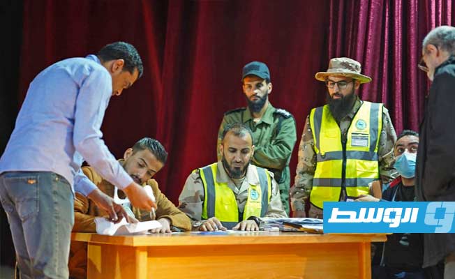 حكومة حماد تواصل تسليم صكوك تعويضات متضرري «دانيال»