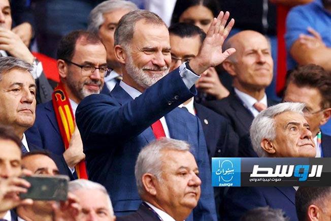 ملك إسبانيا يهنئ اللاعبين في غرفة الملابس