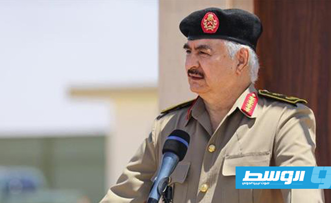 المشير حفتر يجتمع مع ضباط غرف العمليات وآمري المناطق العسكرية