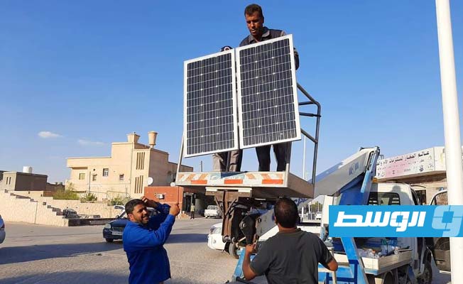 تركيب ألواح شمسية لأعمدة الإنارة في بني وليد