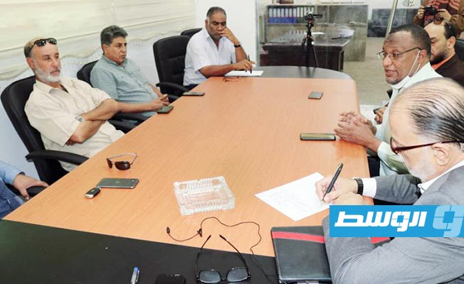 مراقبة التعليم تسلم جامعة طبرق معدات ومعامل طبية