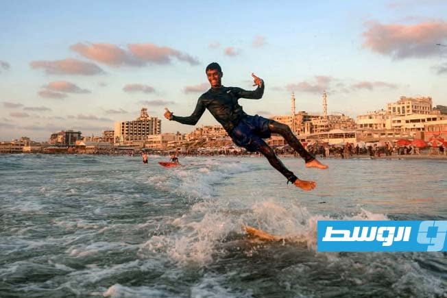 ركوب الأمواج متنفس وحيد لشباب غزة وسط القصف