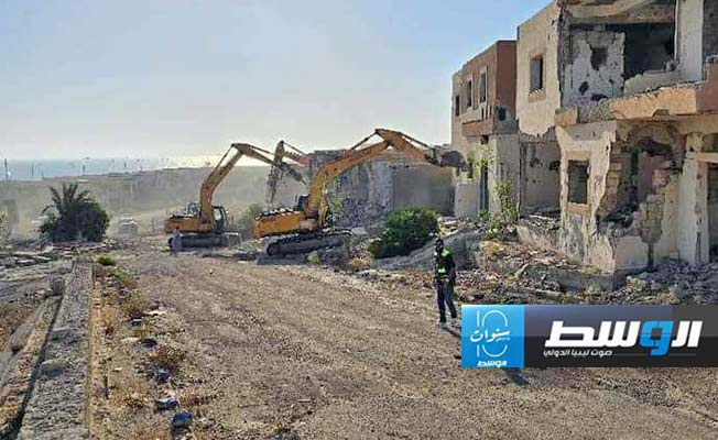 بدء إزالة ركام المساكن المدمرة بحي الجيزة البحرية في سرت