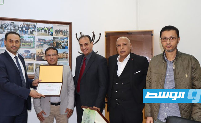 «الخليج العربي للنفط» تكرم أفضل طالب بجامعة ديمونتفورت البريطانية