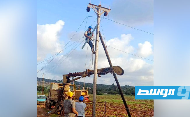 فرق «إدارة توزيع غريان» تعيد تشغيل خطوط الكهرباء في الساحل الشرقي