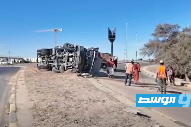 انقلاب شاحنة أسفل جسر الفلاح بطرابلس