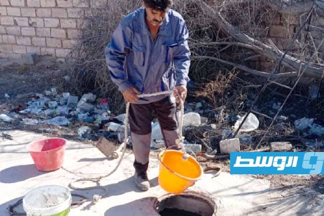 استمرار أعمال تنظيف غرف تصريف مياه الأمطار في العجيلات