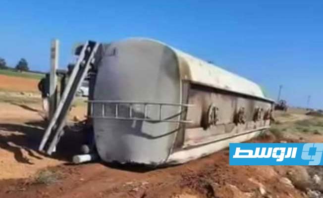 انقلاب شاحنة وقود ووفاة سائقها شرق سرت