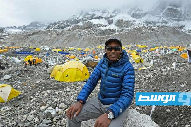 متسلقان نيباليان يحطمان رقميهما القياسيين على قمة إيفرست