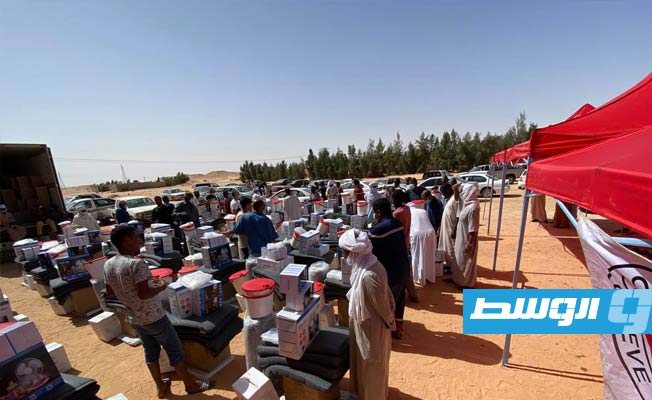 «الصليب الأحمر» تقدم مواد إغاثية لنحو 550 أسرة ببلدة أوال قرب غدامس