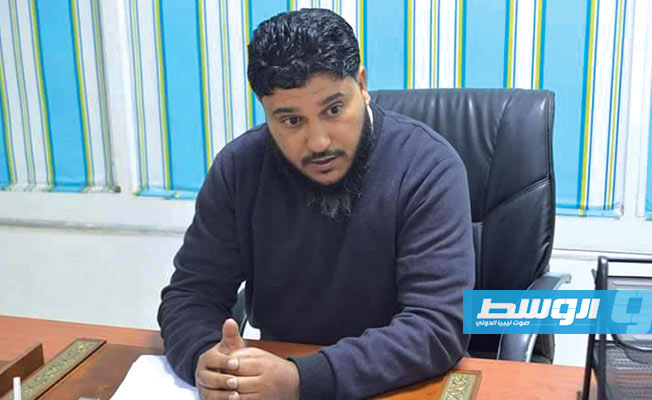 أكرم الفسي لـ «الوسط»: بطاقات مصرفية من الصليب الأحمر للنازحين في بنغازي