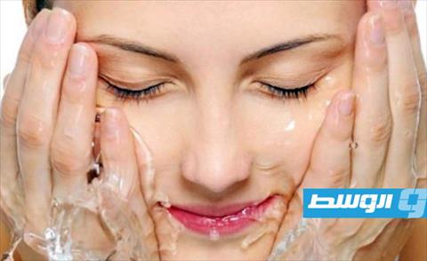 بالفيديو: منظف الماء والملح لبشرة نضرة