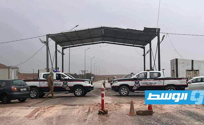 غلق بوابة دينار شمال بني وليد بسبب الأمطار