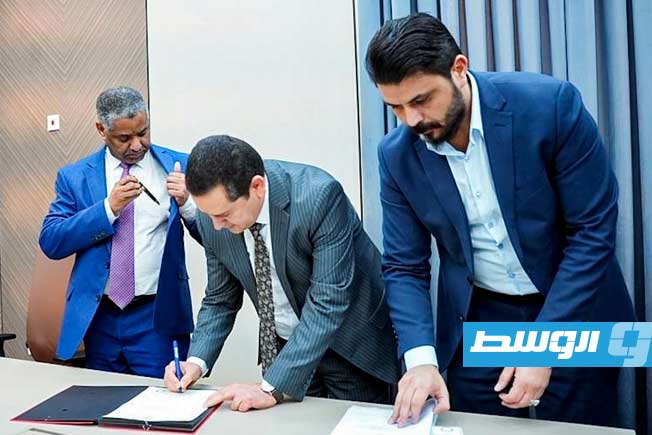 القنصل السوداني يتسلم جوازات عدد من أفراد الجالية تلقوا خدمات علاجية في بنغازي