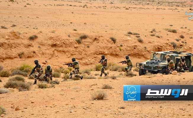 وزارة الدفاع التونسية: مسلحون يهاجمون دورية عسكرية ويقتلون جنديًا قرب الحدود الليبية