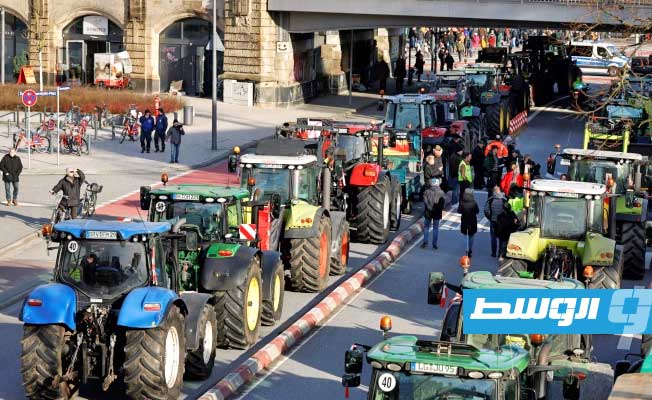 احتجاجا على ضرائب الوقود.. جرارات المزارعين تغلق طريق مطار فرانكفورت