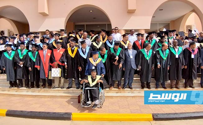 طلاب «الدفعة 40» بجامعة سبها يتجاوزون أزمات الدراسة ويحتفلون بتخرجهم