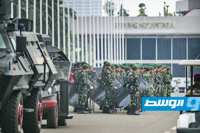 آلاف يتظاهرون في إندونيسيا والسلطات تشدد الإجراءات الأمنية