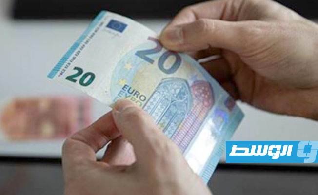 انهيار تاريخي للعملة الأوروبية.. اليورو يتساوى مع الدولار