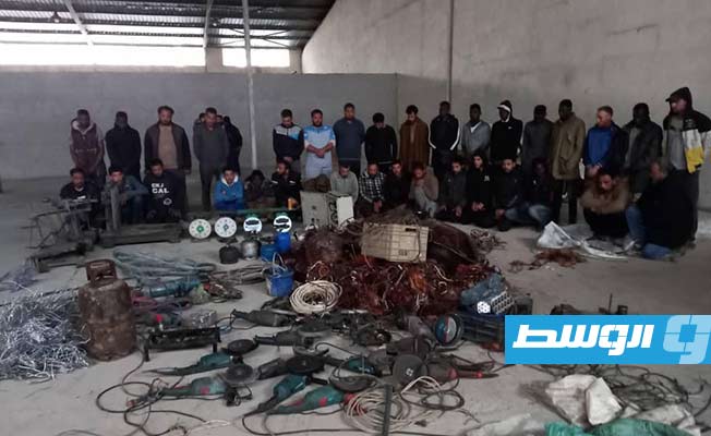 ضبط 36 وافدا يسرقون الأسلاك الكهربائية ويهربونها للخارج