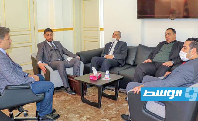 خلال لقاء مع عميد مصراتة.. النمروش يبحث تدشين مراكز تدريب وإنشاء مستشفى عسكري بالمنطقة الوسطى