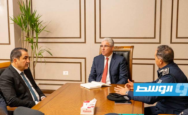 باشاغا يبحث آلية تحسين الأوضاع الخدمية والأمنية بمنفذ أمساعد البري