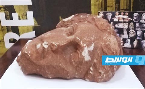 شاب يعثر علي قطعة آثرية في شحات