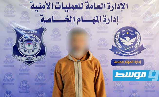 ضبط شخص يمزق إطارات السيارات بالسكين في مصراتة