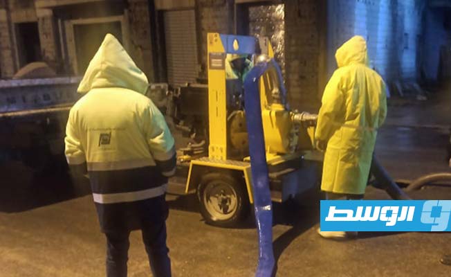 نزح مياه الأمطار المتراكمة في أجدابيا والعجيلات وزليتن (فيديو وصور)