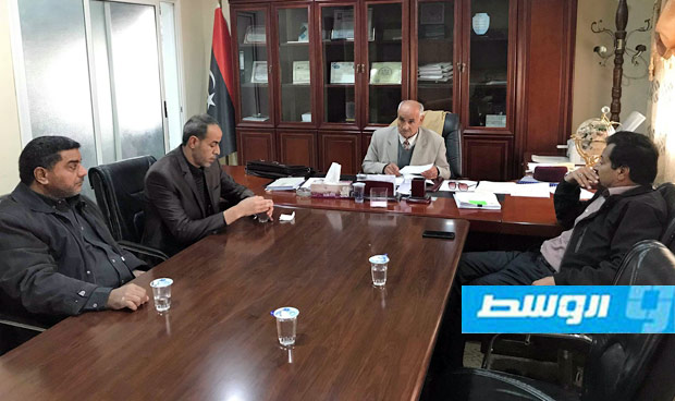 بلدية طبرق تبحث مع مراقبة الاقتصاد تطبيق التسعيرة الموحدة للسلع