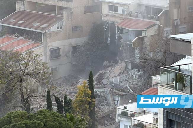 شاهد: إصابة أربعة إسرائيليين بقصف صاروخي إيراني استهدف مبنى في حيفا