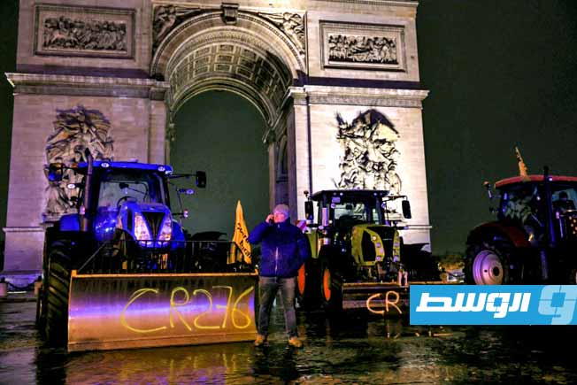 احتجاجات بالجرارات قرب برج «إيفل».. لهذا السبب