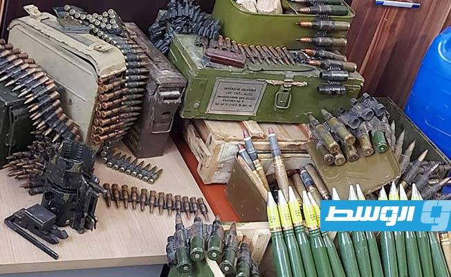 ضبط ثلاثة أشخاص بحوزتهم خمور محلية وأسلحة في ترهونة