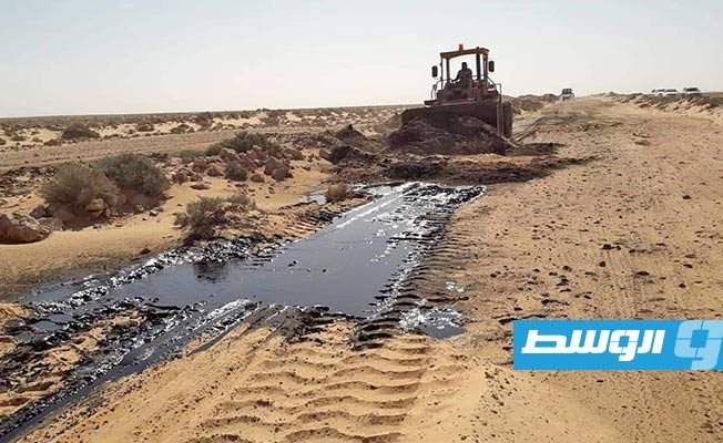 تنظيف بقعة نفط متسربة من خط 30 لنقل الخام إلى رأس لانوف