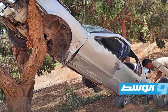 «حادث سير غريب» في سرت.. السيارة استقرت بين الأشجار