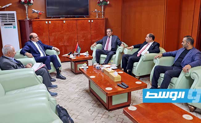 الشهوبي والفطيسي يتفقان على إعداد رؤية لمشروع الاستراتيجية الوطنية للنقل