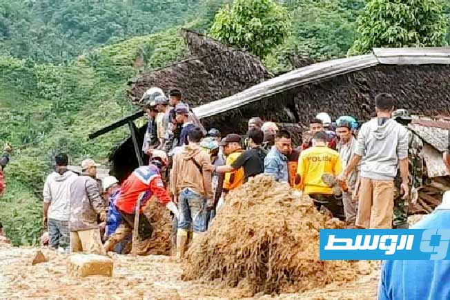 16 قتيلا و10 جرحى بانزلاق أرضي في إندونيسيا