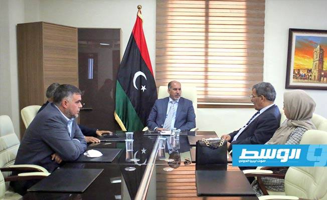 كاجمان يوجه بسرعة صرف مكافآت للعاملين في مواجهة «كورونا» وتفعيل قرار زيادة رواتب الأطباء
