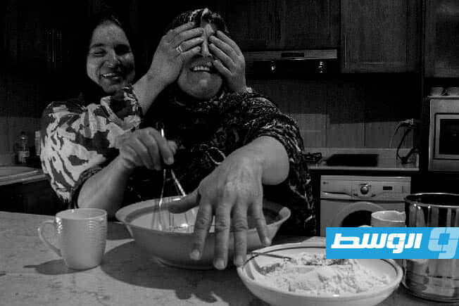 «أكل الملح عينيها»..مشروع وثائقي ينير الظلال في حياة والدي «النعال» الكفيفين